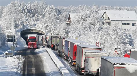 Schneechaos am 12 01 2021 in ostsachsen. Wetterbedingte Unfälle: Schneechaos überrascht Bewohner im ...