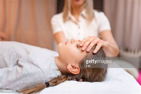 White Girl Massage Photos Et Images De Collection Getty Images