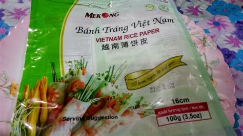 Kopi yang diseduh menggunakan vietnamese drip dituangkan ke gelas yang seperempat bagiannya sudah terisi susu kental manis. kulit popia vietnam halal