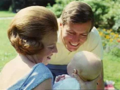 Deze aanbieding is voor een wit overhemd. Opnames piepjonge prins Willem-Alexander (1967) | HilversumTV