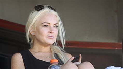 Lindsay Lohan S Purse Stolen In Hawaii Along With 10K