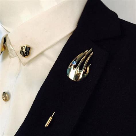 Fashion Crystal Hand Men Collar Brooch Pin Men Suit Lapel Pin Brooches