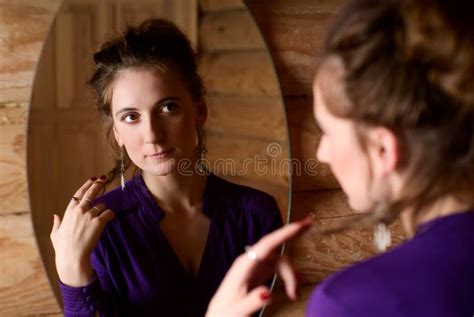 Femme devant un miroir image stock Image du fille antiquité