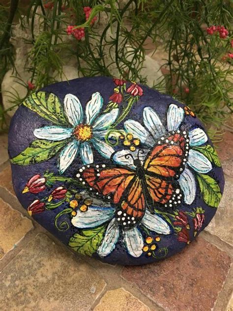 Artist oksana 's board butterflies, followed by 765 people on pinterest. Monarch butterfly / daisies painted rock | Ideas for ...