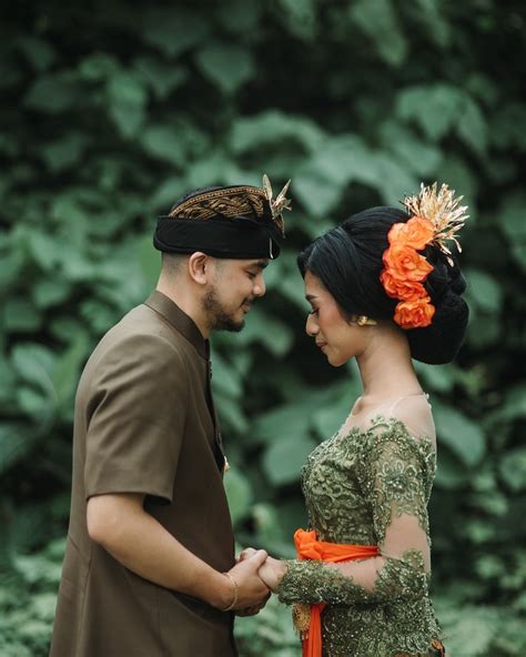 Baju kemeja lengan panjang yang didesain keren untuk pria. 10+ Ide Baju Lamaran Couple - Ide Baju Couple