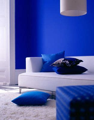 A cobalt blue tufted sofa looks right at home in an edgy, contemporary living room. The influence of a bud vase or feeling blue | Blue ...