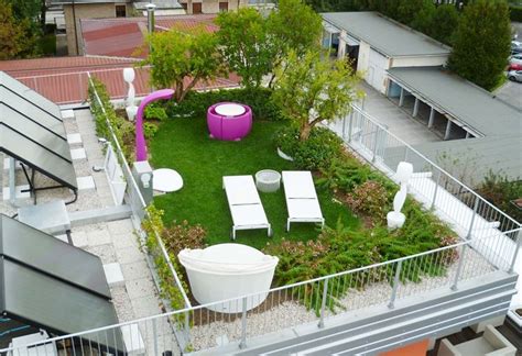 L'edera se lo spazio all'aperto del quale disponete è di media grandezza, potete osare un po' di più e tappezzare persino una parete con. Giardino pensile - Piante da terrazzo - Come realizzare un ...