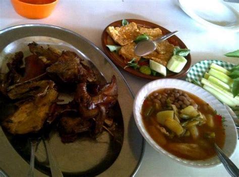 Tidak hanya petualangan mengasyikkan yang menanti, berbagai tempat makan di banyuwangi dengan nuansa pedesaan yang damai juga asyik untuk dikunjungi. Rumah Makan Pondok Wina di Banyuwangi - Garnesia.com