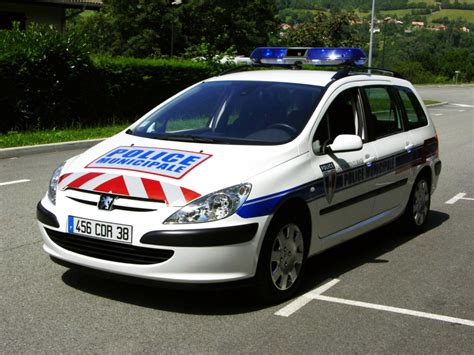 Les saisies sont l'acte de police judiciaire par lequel des objets ou documents sont placés sous main de justice pour servir à la manifestation de la la loi permet aux services de police et de gendarmerie de rétribuer toute personne qui leur a fourni des renseignements permettant de découvrir un crime ou. Les voitures de police et de gendarmerie - Peugeot 307 ...