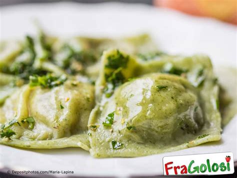 Ecco un tutorial per il ripieno di ravioli e tortelli, una carrellata di ripieni che ho sperimentato. RAVIOLI RIPIENI DI SPIGOLA E SPINACI - Ricetta di FraGolosi.it