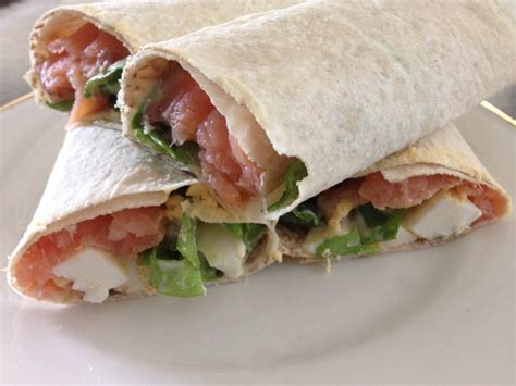 Top evenly with scrambled eggs, smoked salmon, arugula, capers, and onion (if using). Smoked Salmon Wraps with Eggs and Lettuce Coleslaw Recipe ...