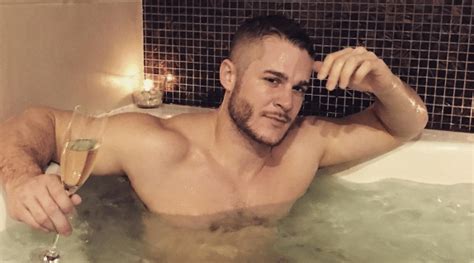 Reality Hunk Austin Armacost Gets His Bum Out For Humpday Meaws
