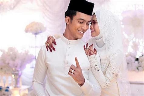 There were also reports that he had allegedly assaulted bella as she suffered minor injuries to her knees and face although she has. Local singer-actor Aliff Aziz gets married in Kuala Lumpur ...