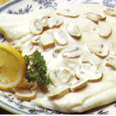 La salsa de champiñones es una salsa muy adecuada para servir como acompañamiento a todo tipo de platos de carne, sobre todo filetes, ya que es una salsa que hace las veces también de guarnición al tener trozos de champiñones, lo que hace que el plato sea mucho más rico y completo. Recetas de Cocina: Receta Cocina Platija con salsa de ...