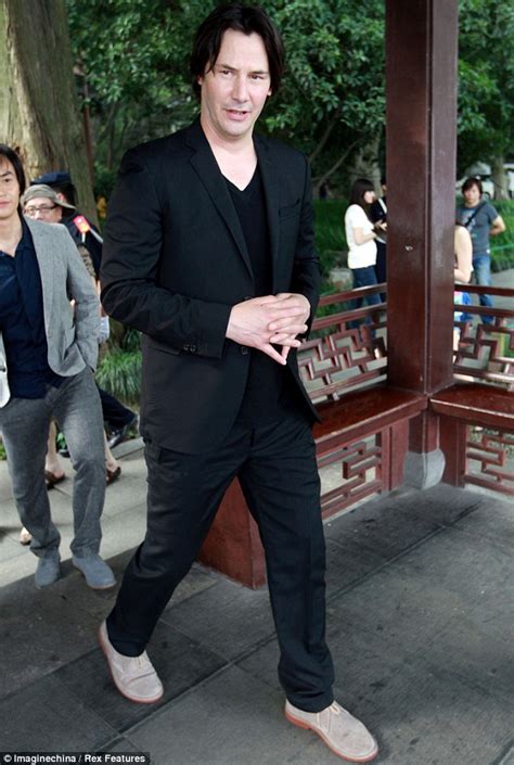 Keanu Reeves Shows Off Wrinkle Free Forehead In China Daily Mail Online