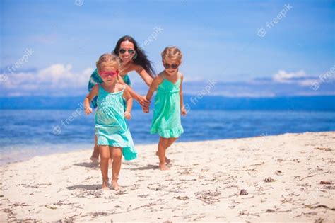 Adorables Niñas Y Joven Madre Se Divierten En Tropical Playa Blanca En