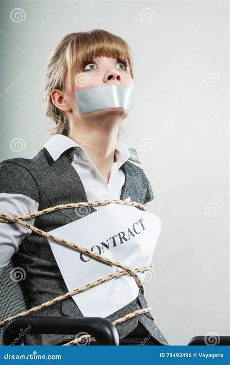 femme d affaires liée par contrat avec la bouche attachée du ruban adhésif photo stock image