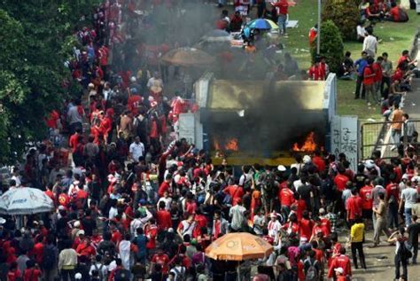 Mereka bahkan ada dalam satu frame foto. Malaysia vs Indonesia Final Sea Games 2011 | Denaihati