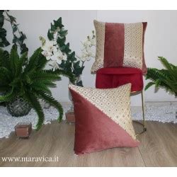 Questo cuscino è un'ottima decorazione per i vostri interni. Cuscino arredo velluto rosa e lampasso a rombi fondo oro