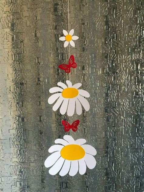 Schöne fensterbilder, mobiles und tiere selber machen. Fensterbild aus Tonkarton Frühling Blumen Schmetterlinge ...