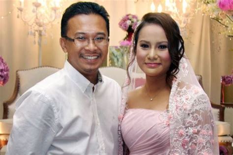 Azmi, 37, berkata, hubungan mereka masih berjalan seperti biasa dan turut menolak sebarang masalah serius timbul di antara mereka. Azmi Hatta: Berat Ceraikan Elly Mazlein Ketika Hamil, Faye ...