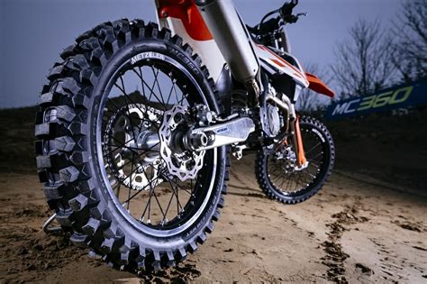 How to change a flat tyre. "Metzeler at Work" With a New Off-Road Tire - Cycle News