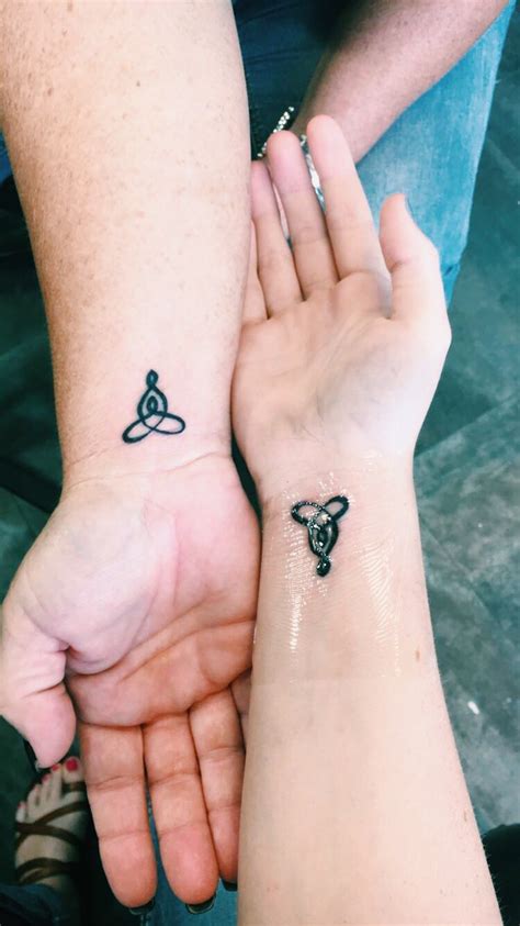 However, you'll often see motherhood knots with 5 or 6 hearts, or with a number of dots inside or outside the symbol. celtic mother daughter tattoo - Google Search | Tatoeage ...