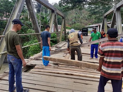 Lantai Jembatan Waysemangka Jebol Warga Swadaya Perbaiki