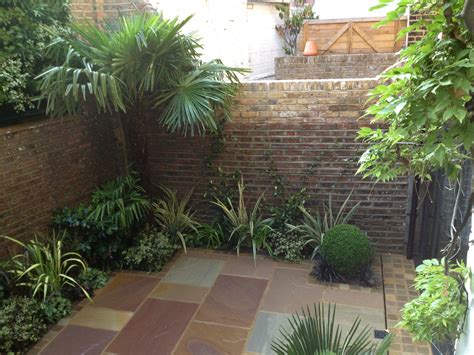 It creates a great spot for sitting, socialising and admiring your garden but it also reduces the amount of space requiring constant attention. garden courtyard ideas | Garden, Beauteous Court Yard ...