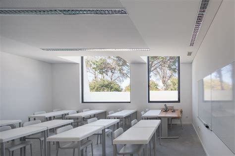 De Cada Lado Da Sala De Aula Pelas Janelas Altas