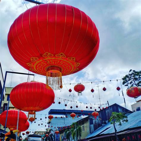 Cina percaya bahawa semuanya perlu baru untuk tahun baru, untuk mewakili permulaan yang baru, dan oleh itu orang sering akan memakai pakaian baru pada hari pertama tahun baru. Selamat Tahun Baru Cina - Cerita Ceriti Ceritu Mamapipie