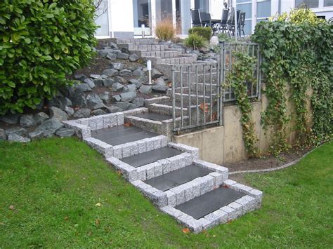 Basalt wird daher oft in form von pflastersteinen, platten oder schotter verwendet. Granit mit Basalt | Garten- und Landschaftsbau Patrick ...