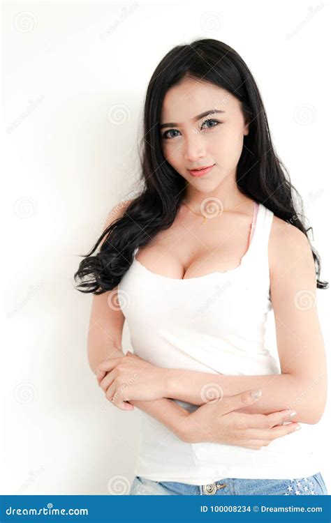 亚裔年轻性感的夫人 库存照片 图片 包括有 设计 查出 重点 纵向 聚会所 头发 相当 比基尼泳装 100008234