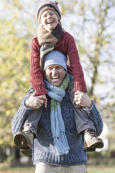 公园里的父子父亲把儿子扛在肩上笑着高清摄影大图 千库网