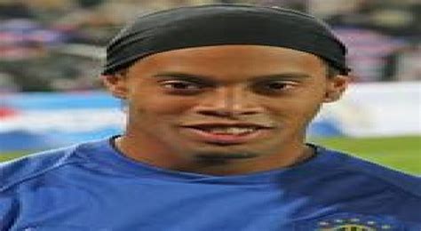 من جهته، وصف كوكا، مدرب اتلتيكو مينيرو البرازيلي بطل أمريكا الجنوبية، خسارة فريقه أمام الرجاء البيضاوي المغربي بالمخجلة. رونالدينيو يفسخ عقده مع اتلتيكو مينيرو | رؤيا الإخباري