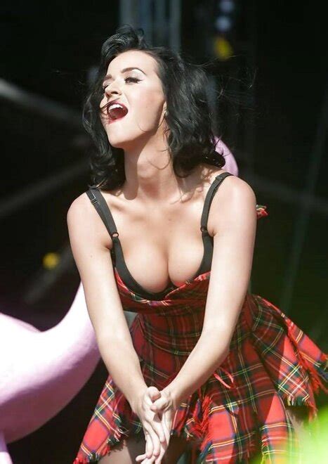 Katy Perry Revealing Her Fabulous Cleavage On Stage Foto Pornô Eporner