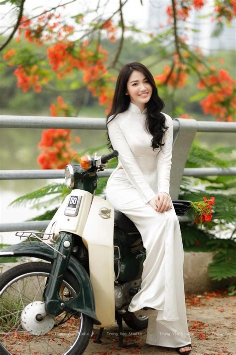 Di ảnh của cố nghệ sĩ trần hạnh được đặt trang trọng cùng với bằng trao tặng danh hiệu nghệ sĩ nhân dân. Cô nàng tiếp viên hàng không.Lương Thị Ngọc Huyền xinh đẹp trong tà áo dài trắng | Template Blog ...