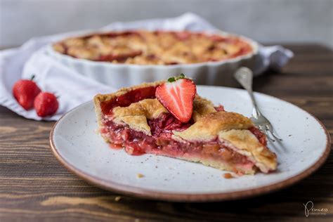 Rhabarber crumble rhabarber ist ein muss im frühling! Erdbeer Rhabarber Pie Rezept | Food Blog Princess.ch