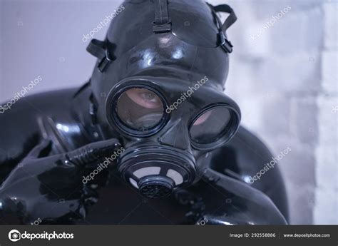 Muž V Latexovém Gumovém Obleku S Plynovou Maskou — Stock Fotografie © Agnadevi 292558886