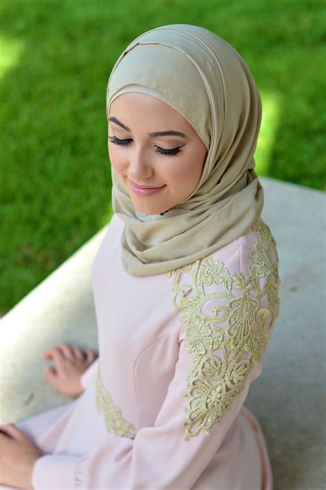 Beautiful Women Wearing Hijab In Background Free