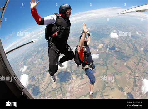 Parachute Jumping Out Of Plane Hi Res Stock Photography And Images Alamy