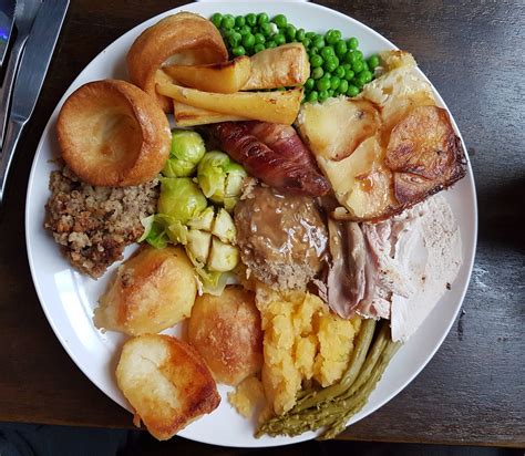 41 42 43 however, due to christmas falling in the heat of the southern hemisphere's summer, meats such as ham, turkey and chicken are sometimes served cold with cranberry sauce , accompanied by side salads or roast vegetables. Homemade full English Roast Chicken Dinner : food