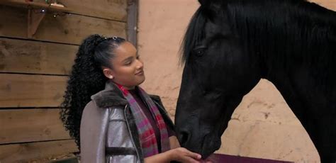 Zoe E Raven Os Doze Presentes De Natal Netflix Resenha Do Filme Fotografia De Cavalos Cena