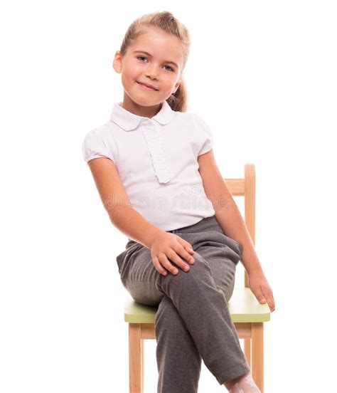 Petite Fille S Asseyant Sur Une Chaise Et Un Sourire Photo Stock Image Du Bonheur Rester