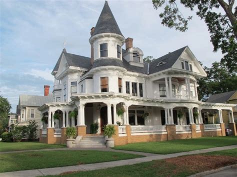 I mean those homes built within the last 30 years, or so, that could blend in with the houses. 14 Extremely Impressive Victorian House Designs