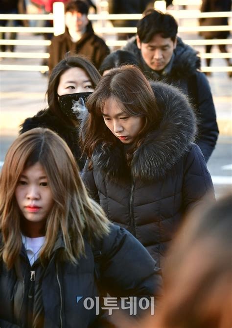 봄비가 촉촉히 내린 12일 오후 서울 서대문구 이화여자대학교 교정에서 학생들이 우산을 들고 진달래와 철쭉 꽃길을 걸어가고 있다. 일기예보 오늘 날씨, 올 겨울 들어 가장 추워… 일부 지역 '한파 ...