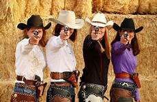 cowgirl cowboy cowgirls chaps chinks rodeo association femme action ammo fatale chapeau vetements belles accessoires barngirl