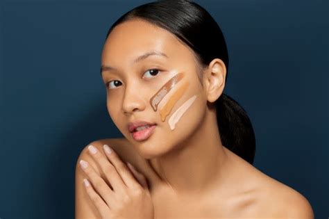 How To Apply Your Foundation When Your Face And Neck Are Different Colours