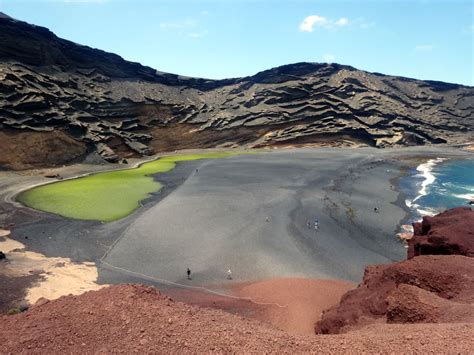 Vulkan caldera blanca is located in lanzarote. Lanzarote - Vulkane mal anders - Reisewuetig.com
