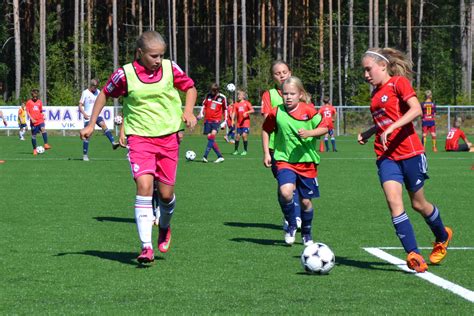 Check out our live scores, follow the fixtures, compare team statistics and much more. Holeværingen er årets jenteklubb - Fotball